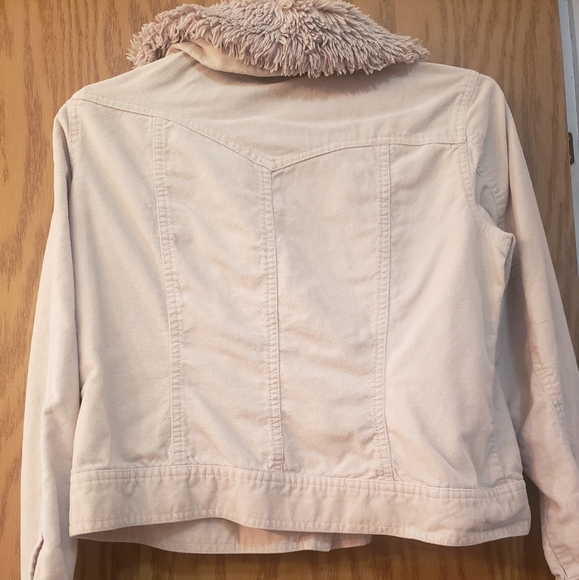 Beautiful cream color button up, short jacket with detachable fur collar. - Picture 2 of 8